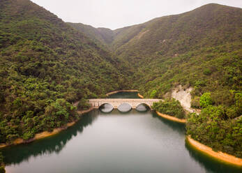 Luftaufnahme des Tai Tam Tuk Reservoirs, ein beliebtes Gebiet für Wanderungen und Picknicks, Tai Tam Country Park, Südseite von Hongkong. - AAEF04371