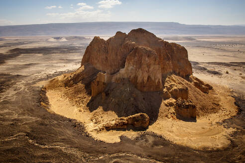 Luftaufnahme des Aruba Rock, eines erloschenen Vulkans, im Suguta-Tal, Nordkenia - AAEF04386