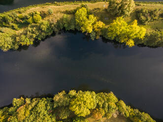 Luftaufnahme eines am Fluss vorbeifließenden Waldgebiets mit Gehweg, Australien. - AAEF04415