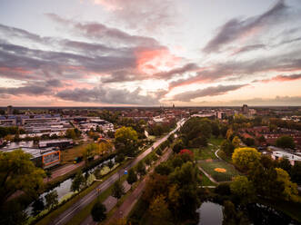 Luftaufnahme eines Wohnviertels, Deventer, Niederlande, von oben. - AAEF04416