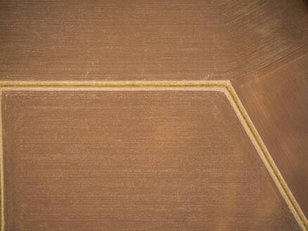 Luftaufnahme über abstrakte landwirtschaftliche Felder, Niederlande. - AAEF04425