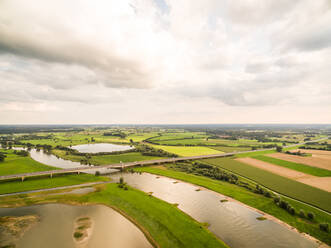 Luftaufnahme einer Brücke über den Fluss Ijssel, Deventer, Niederlande. - AAEF04434