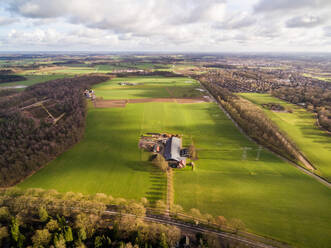 Luftaufnahme eines Bauernhofs, umgeben von landwirtschaftlichen Flächen, Diepenveen, Niederlande. - AAEF04438