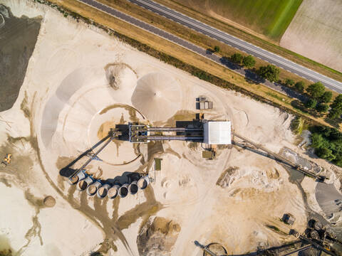 Luftaufnahme einer Sandfabrik in der Nähe der Straße, Niederlande., lizenzfreies Stockfoto