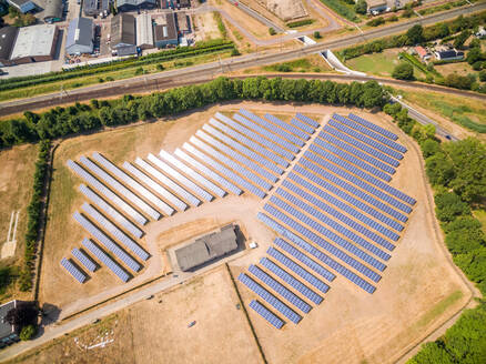 Luftaufnahme von Photovoltaikmodulen an einem sonnigen Tag, Zutphen, Niederlande. - AAEF04449