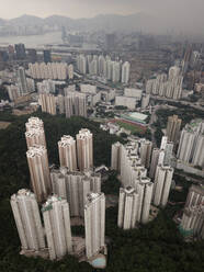 Luftaufnahme von Wohnhochhäusern in Hongkong, China. - AAEF04456