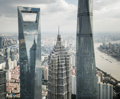 Luftaufnahme der Skyline von Shanghai mit berühmten Wolkenkratzern im Vordergrund, Shanghai, China. - AAEF04461