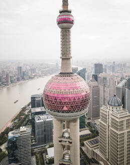 Luftaufnahme der Skyline von Shanghai mit dem Oriental Pearl Tower im Vordergrund und dem vorbeifließenden Huangpu-Fluss, China. - AAEF04466