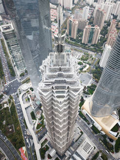 Luftaufnahme des Jin-Mao-Gebäudes in Shanghai von oben, China. - AAEF04468