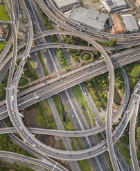 Luftaufnahme eines mehrstöckigen Autobahnkreuzes in Toyko, Japan. - AAEF04470