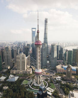 Luftaufnahme der Skyline von Shanghai mit dem Oriental Pearl Tower im Vordergrund und dem vorbeifließenden Huangpu-Fluss, China. - AAEF04481