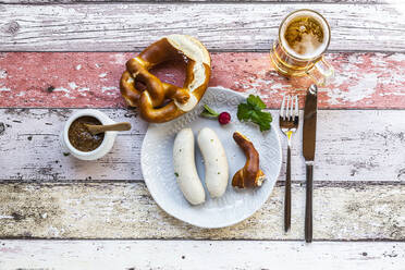 Weißwurstfrühstück mit Brezeln, Senf und Bier - SARF04363