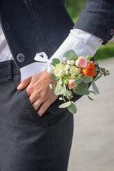 Natürliches Blumenarmband mit Band an der Hand der Frau befestigt - CAVF63324