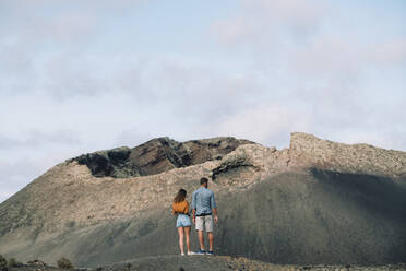 Pärchen mit Blick auf den Vulkan Cuervo in Lanzarote, Timanfaya. - CAVF63336