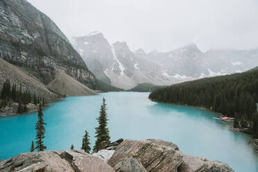 Nebliger Morgenblick auf den Moraine Lake und die umliegenden Berge. - CAVF63342