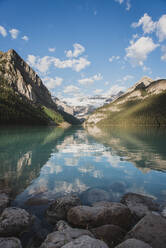 Panoramablick auf den Lake Louise und die Rocky Mountains in Banff, Alberta. - CAVF63347