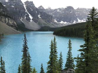 Nebliger Morgenblick auf den Moraine Lake und die umliegenden Berge. - CAVF63348