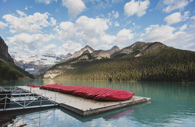 Rote Kanus am Steg des Lake Louise in Banff, Alberta, Kanada. - CAVF63353