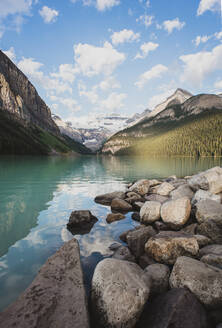 Blick auf den Lake Louise in den Rocky Mountains von Alberta. - CAVF63356