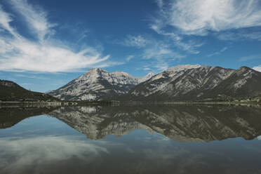 Aussicht auf einen See und Bergreflexionen in den kanadischen Rocky Mountains - CAVF63359