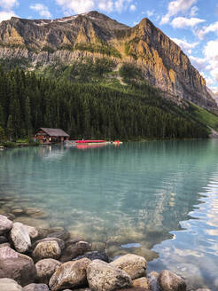 Das Ufer des Lake Louise mit Bootshaus und Bergen in der Ferne. - CAVF63360