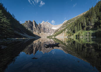 Lake Agnes und die umliegenden Berge in Banff, Alberta, Kanada. - CAVF63365