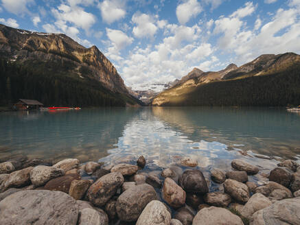 Das Ufer des Lake Louise mit Bootshaus und Bergen in der Ferne. - CAVF63367