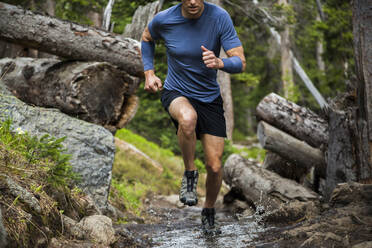 Männerpfad führt durch den Wald in der Indian Peaks Wilderness, Colorado - CAVF63403