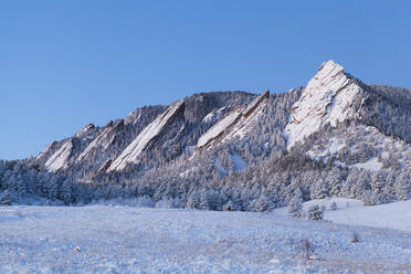 Flatirons und Wiese im Schnee in der Morgendämmerung oberhalb von Boulder, Colorado - CAVF63443