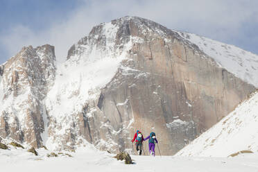 Climbers hike towards Longs Peak in Rocky Mountain National Park - CAVF63452
