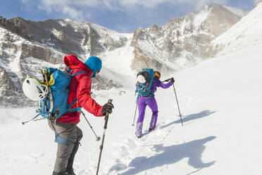 Bergsteiger wandern zum Longs Peak im Rocky Mountain National Park - CAVF63453