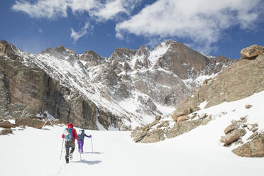 Bergsteiger wandern zum Longs Peak im Rocky Mountain National Park - CAVF63456