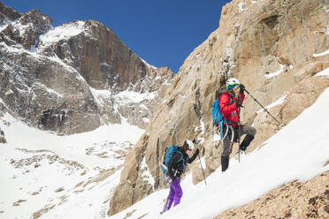 Bergsteiger erklimmen das Schnee-Couloir am Mount Lady Washington - CAVF63460