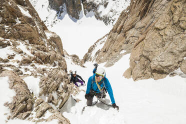 Bergsteiger erklimmen das Schnee-Couloir am Mount Lady Washington - CAVF63462