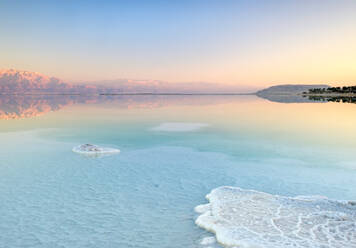 Salzablagerungen im Toten Meer bei Sonnenuntergang, Ein Bokek, Israel - CAVF63614