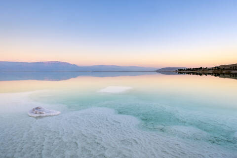 Salzformationen am Toten Meer bei Sonnenuntergang, Eilat, Israel, lizenzfreies Stockfoto