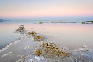 Salzablagerungen im Toten Meer bei Sonnenuntergang, Ein Bokek, Israel - CAVF63616