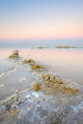 Salzablagerungen im Toten Meer bei Sonnenuntergang, Ein Bokek, Israel - CAVF63618