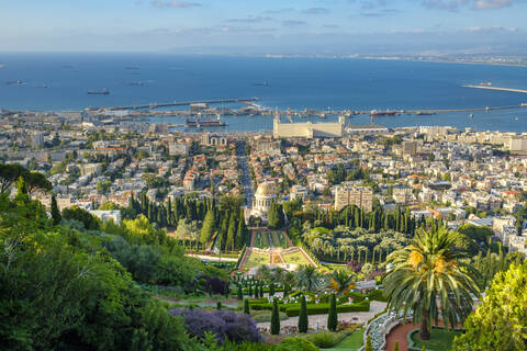 Die Baha'i-Gärten und das Stadtzentrum von Haifa vom Berg Karmel aus, Haifa, Israel, lizenzfreies Stockfoto
