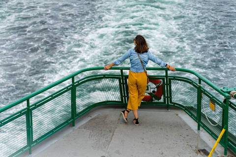 Stilvolle Frau genießt die Fahrt an Bord der Washingtoner Fähre in Seattle, lizenzfreies Stockfoto