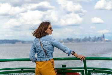 Stilvolle Frau genießt die Fahrt an Bord der Washingtoner Fähre in Seattle - CAVF63693