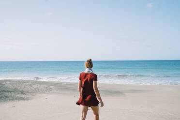 Mädchen am Strand stehend am Morgen - CAVF63763