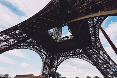 Blick auf den Eiffelturm im blauen Himmel von unten - CAVF63788