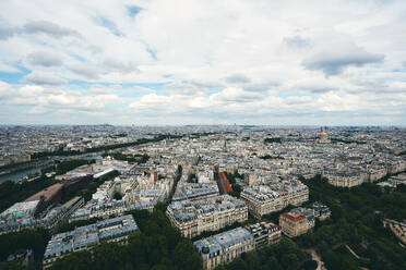 Luftaufnahme von Paris vom Eiffelturm an einem bewölkten Tag - CAVF63789