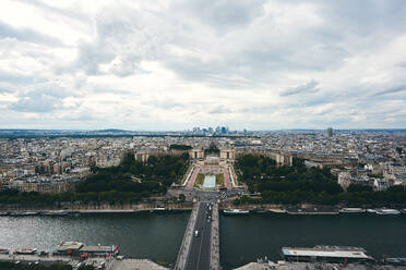 Luftaufnahme von Paris vom Eiffelturm an einem bewölkten Tag - CAVF63791