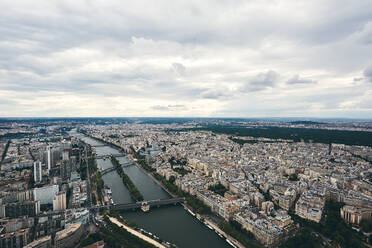 Luftaufnahme von Paris vom Eiffelturm an einem bewölkten Tag - CAVF63793