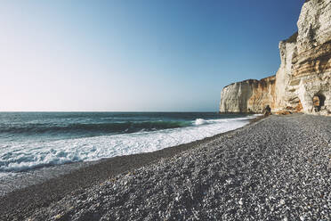 Kieselstrand der Normandie mit Felsen und blauem Himmel - CAVF63829