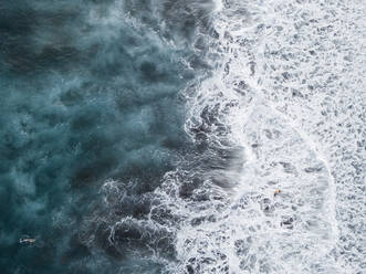 Luftaufnahme der Meeresoberfläche, Wellen, Wildwasser und Surfer - CAVF63927