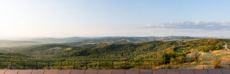 Panorama der grünen Hügel und des Retezat-Gebirges, Land Rumänien - CAVF64034