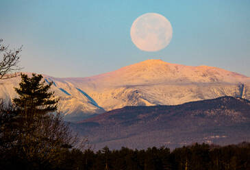 Vollmond geht über dem Mt. Washington in New Hampshire unter - CAVF64035